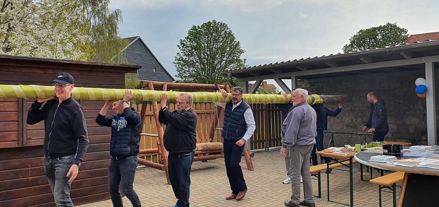 In Wolkramshausen durfte man heute endlich wieder einen Maibaum setzen