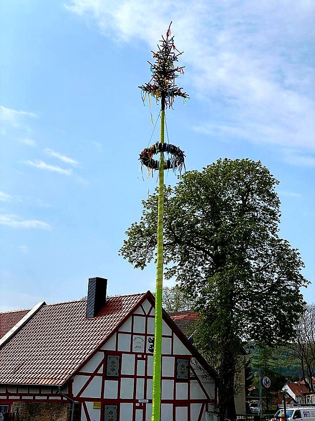 In Wolkramshausen durfte man heute endlich wieder einen Maibaum setzen