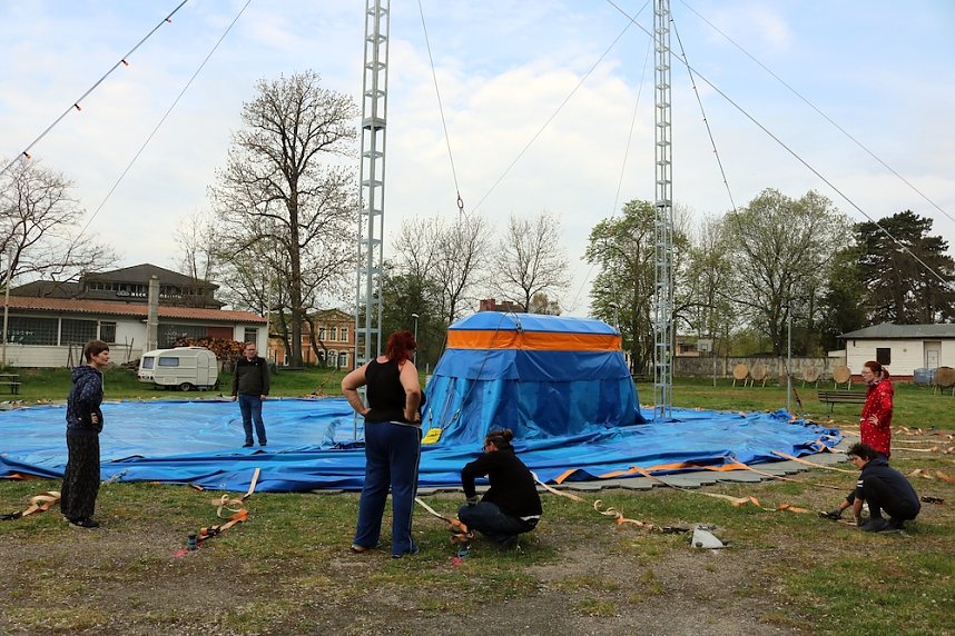 Aufbau des Zirkuszelts an der Rothleimm&uuml;hle