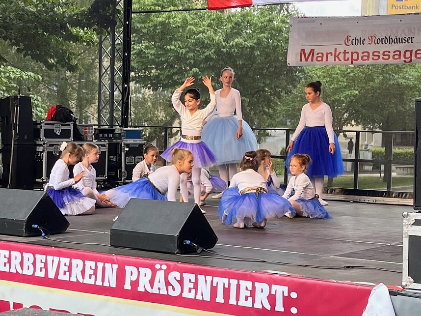 Die Eleven des Tanzstudios Radeva beim Weinfest am Rathaus 