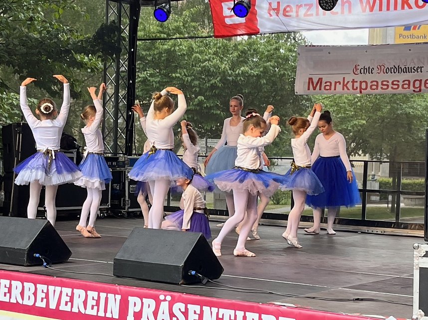 Die Eleven des Tanzstudios Radeva beim Weinfest am Rathaus 