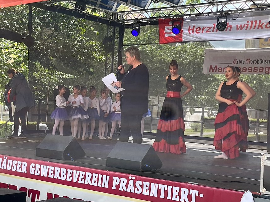 Die Eleven des Tanzstudios Radeva beim Weinfest am Rathaus 