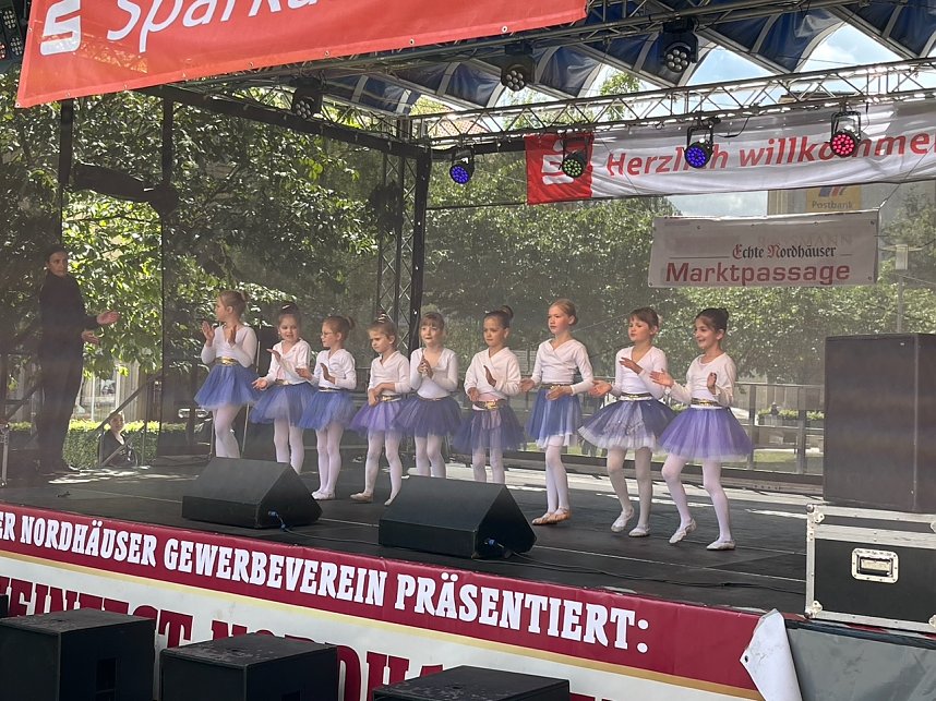 Die Eleven des Tanzstudios Radeva beim Weinfest am Rathaus 