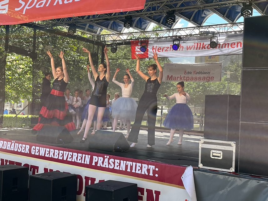 Die Eleven des Tanzstudios Radeva beim Weinfest am Rathaus 