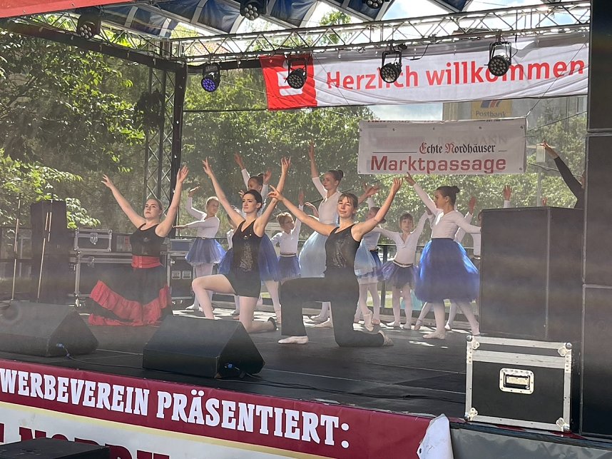 Die Eleven des Tanzstudios Radeva beim Weinfest am Rathaus 