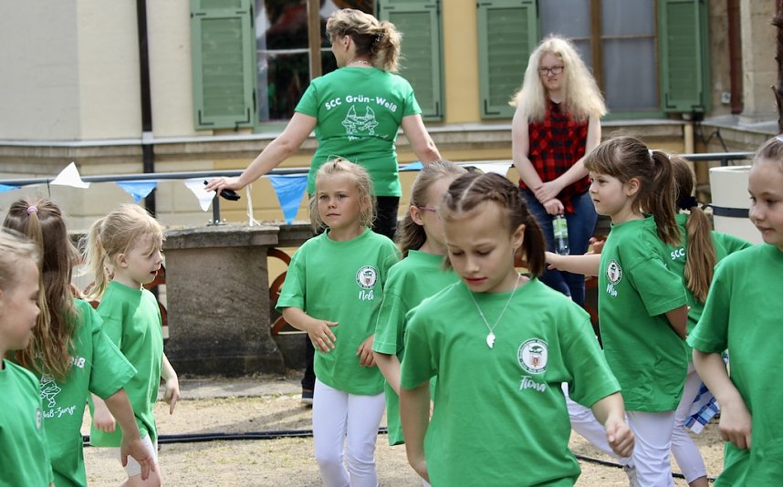 Die Gr&uuml;n-Wei&szlig;-Zwerge bei der Probe vor ihrem gro&szlig;en Auftritt