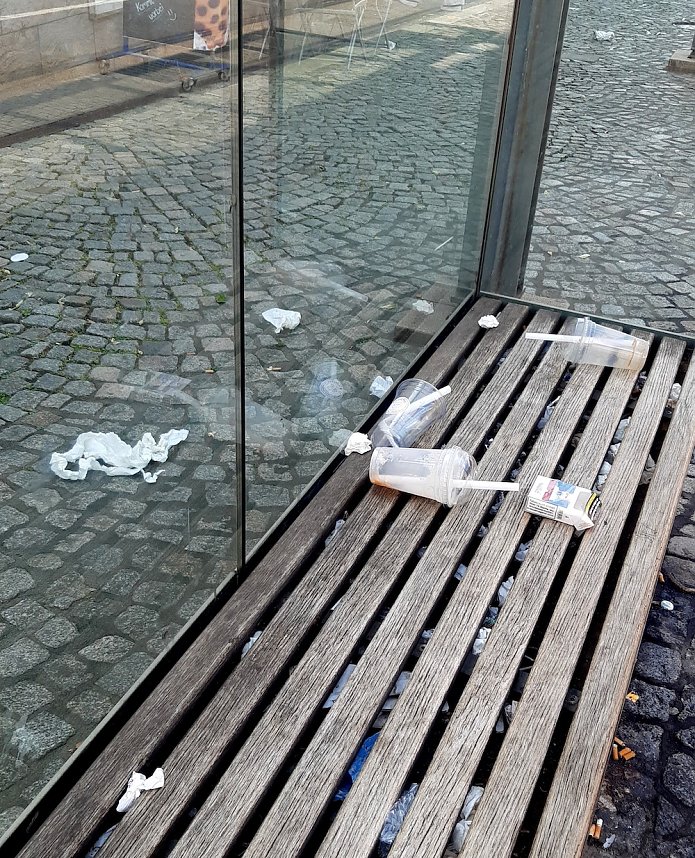 M&uuml;ll an der Haltestelle Marktplatz