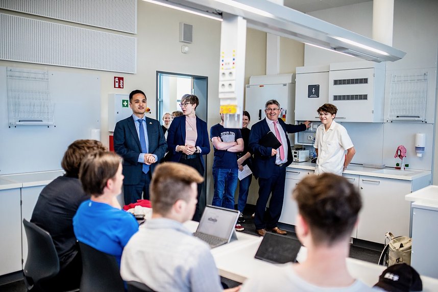 US General Konsul Ken Toko zu Gast am Humboldt-Gymnasium