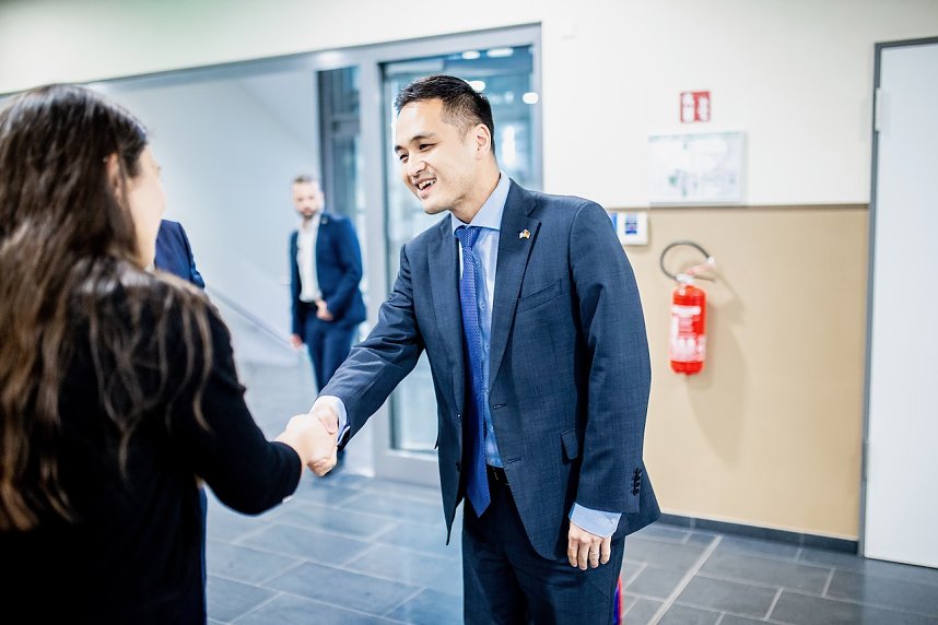 US General Konsul Ken Toko zu Gast am Humboldt-Gymnasium
