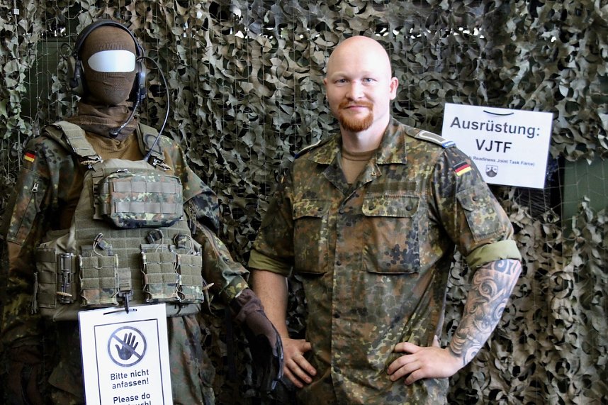 Tag der "Offenen T&uuml;r" auf dem Gel&auml;nde der Kyffh&auml;user Kaserne zwischen Bad Frankenhausen und Seehausen 