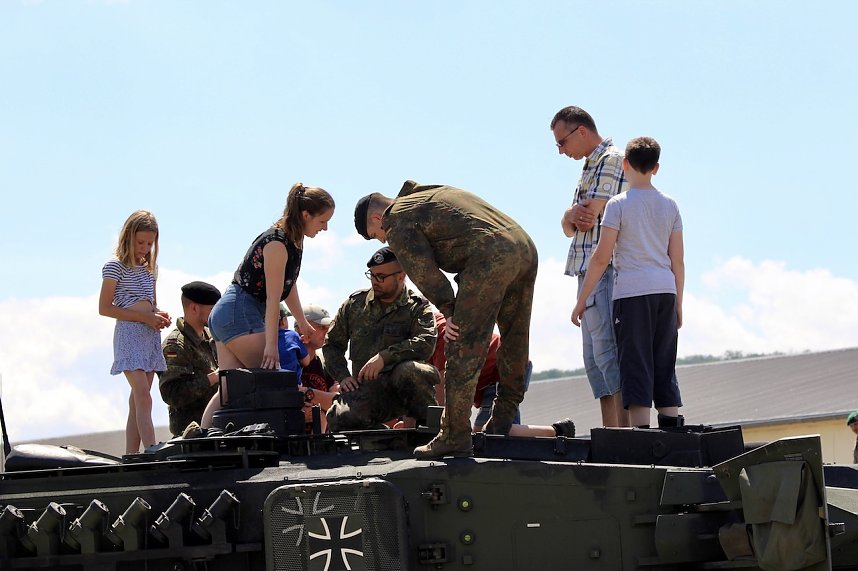 Tag der "Offenen T&uuml;r" auf dem Gel&auml;nde der Kyffh&auml;user Kaserne zwischen Bad Frankenhausen und Seehausen 