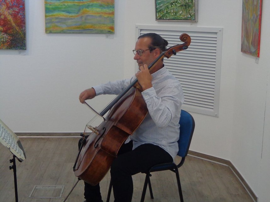 Drei auf einen Schlag - in der Kreissparkasse zeigt die Schau "Gr&uuml;ner & Co." die Werke dreier K&uuml;nstler