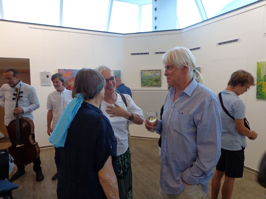 Drei auf einen Schlag - in der Kreissparkasse zeigt die Schau "Gr&uuml;ner & Co." die Werke dreier K&uuml;nstler