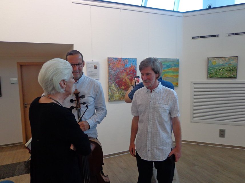 Drei auf einen Schlag - in der Kreissparkasse zeigt die Schau "Gr&uuml;ner & Co." die Werke dreier K&uuml;nstler