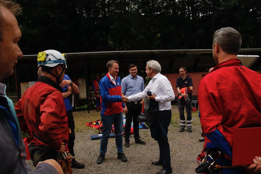 Rettung aus der Finsternis - am Rabensteiner Stollen wurde heute die Rettung unter Tage geprobt