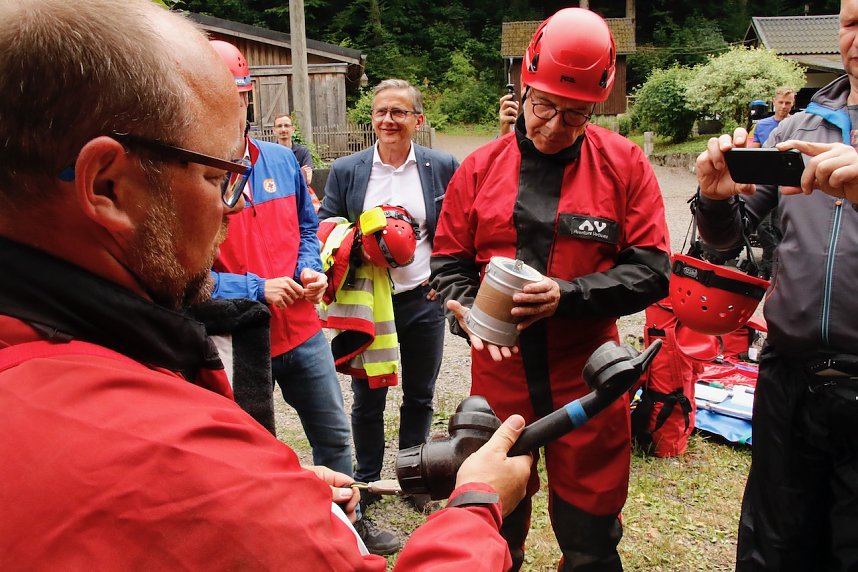 Rettung aus der Finsternis - am Rabensteiner Stollen wurde heute die Rettung unter Tage geprobt