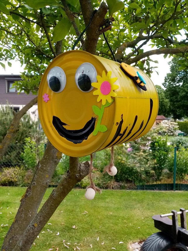 Bienenhotel mit angeschlossener Wiese