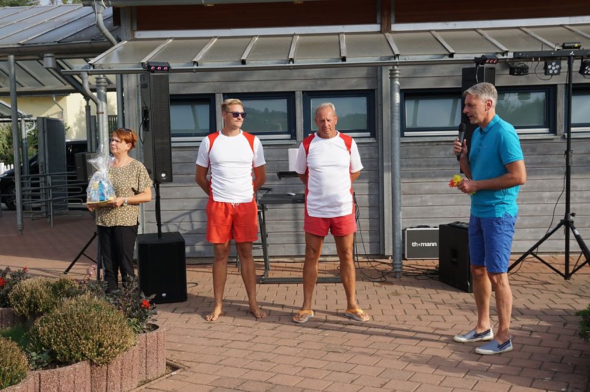 Abschied nach 40 Jahren am Beckenrand: Schwimmmeister Jens Blumenthal &uuml;bergibt seinem Nachfolger Felix Etzrodt symbolisch die Schl&uuml;ssel f&uuml;r das Bad in Niedersachswerfen. 