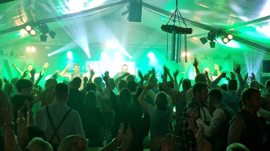 Tolle Stimmung im Ratskeller-Festzelt