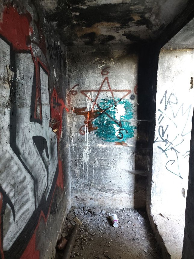 Ein kleiner Bunker am Rande der Stadt