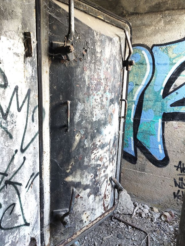 Ein kleiner Bunker am Rande der Stadt