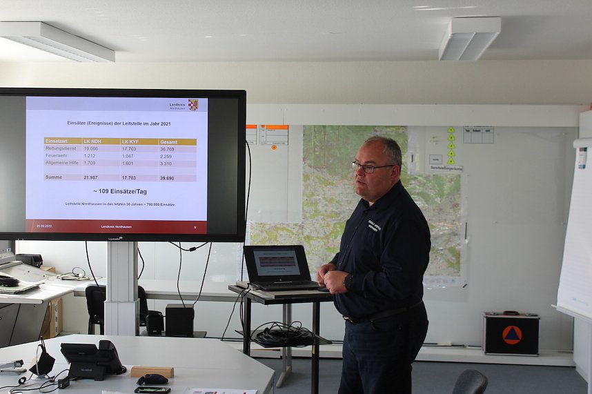 Einblicke in die Leitstelle der Landkreise Nordhausen und Kyffh&auml;user auf dem Gel&auml;nde des S&uuml;dharz Klinikums