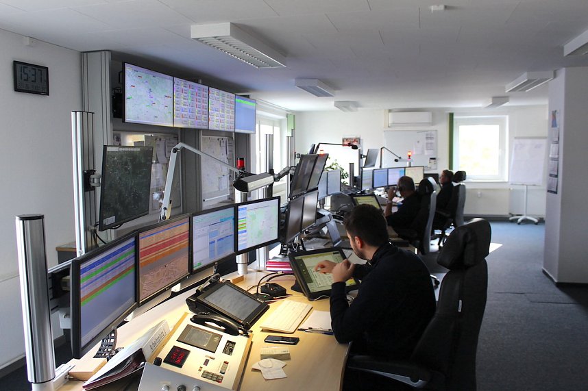 Einblicke in die Leitstelle der Landkreise Nordhausen und Kyffh&auml;user auf dem Gel&auml;nde des S&uuml;dharz Klinikums