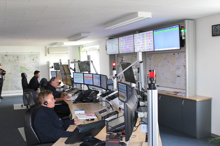 Einblicke in die Leitstelle der Landkreise Nordhausen und Kyffh&auml;user auf dem Gel&auml;nde des S&uuml;dharz Klinikums