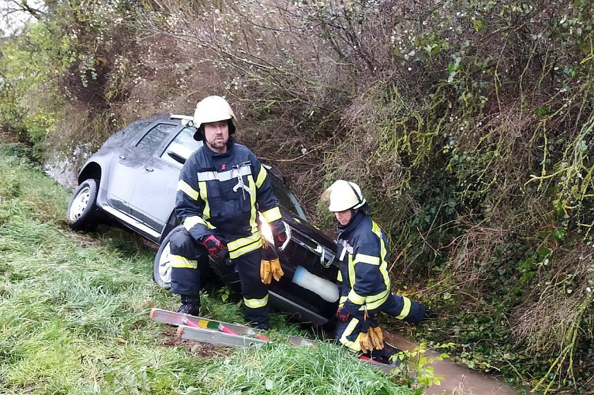 Auf nassem Gras und weicher Erde in den Graben gerutscht