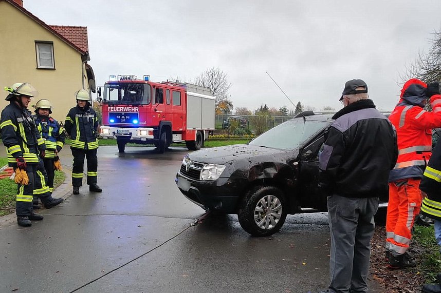 Auf nassem Gras und weicher Erde in den Graben gerutscht