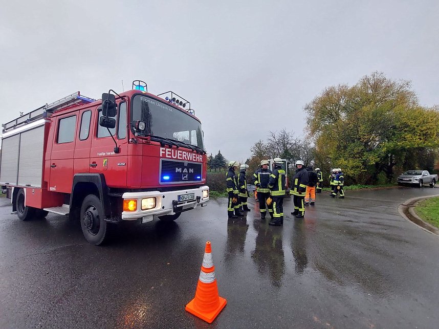 Auf nassem Gras und weicher Erde in den Graben gerutscht