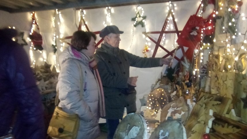 Fr&ouml;hlichkeit vor der Garage