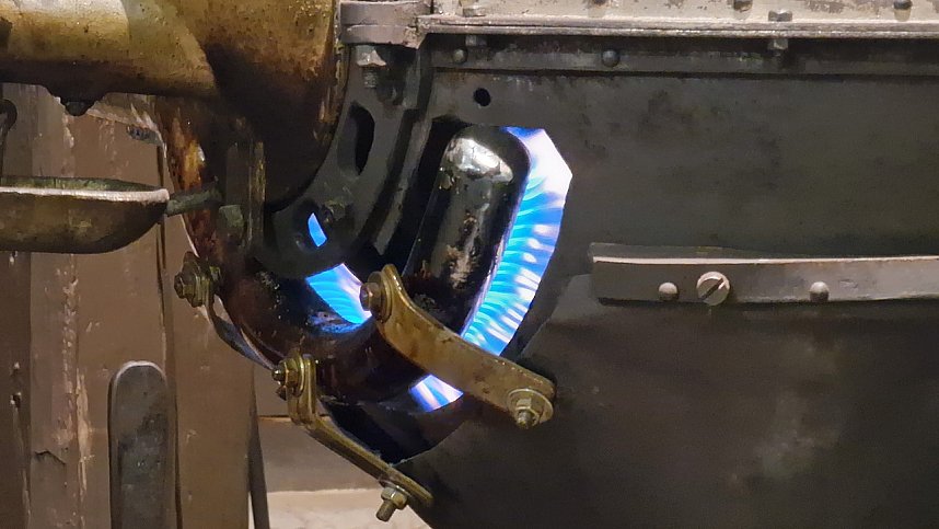 Geheizt wird der Kugelr&ouml;ster mit Gas