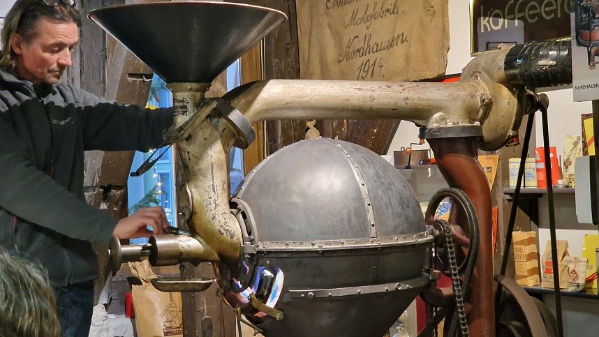 Marc Schnibbe nimmt eine Probe