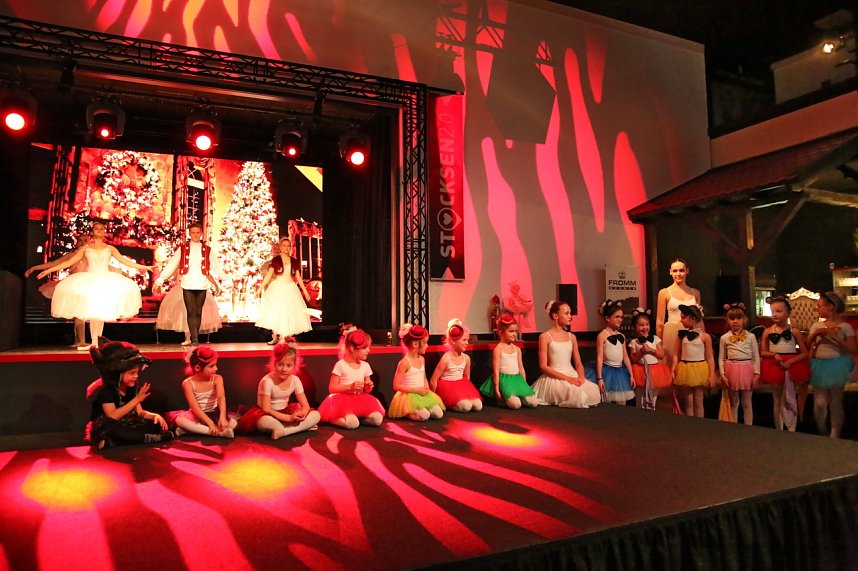 Weihnachtsballett mit den Eleven des Tanzstudios Radeva