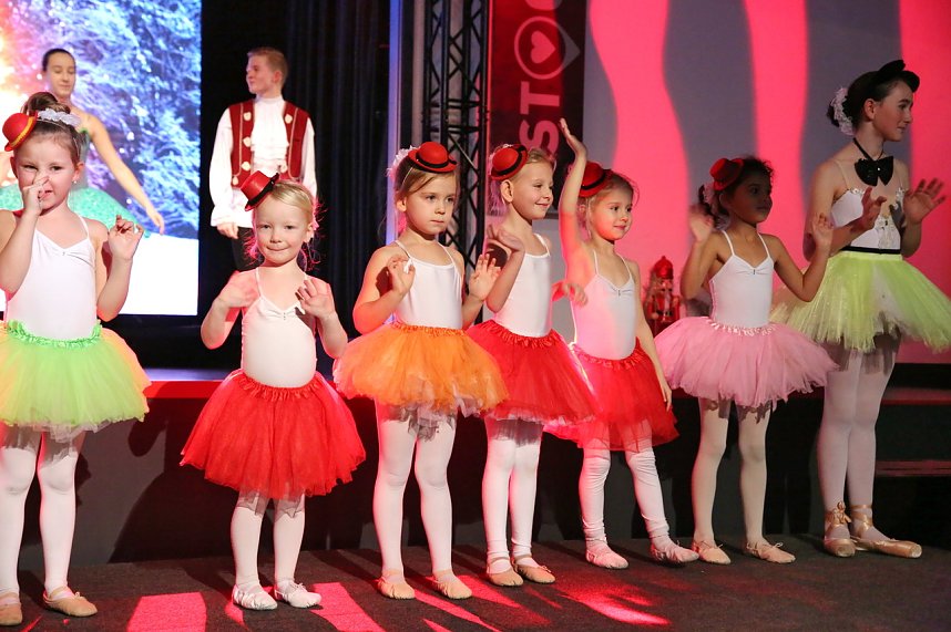 Weihnachtsballett mit den Eleven des Tanzstudios Radeva