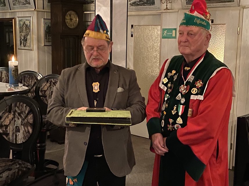 Zum Dank daf&uuml;r gibt es ein Originalfotoalbum aus den F&uuml;nfzugern mit Bildern Erfurter Schlaraffen