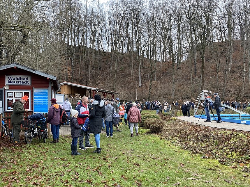 Anbaden im Neust&auml;dter Waldbad