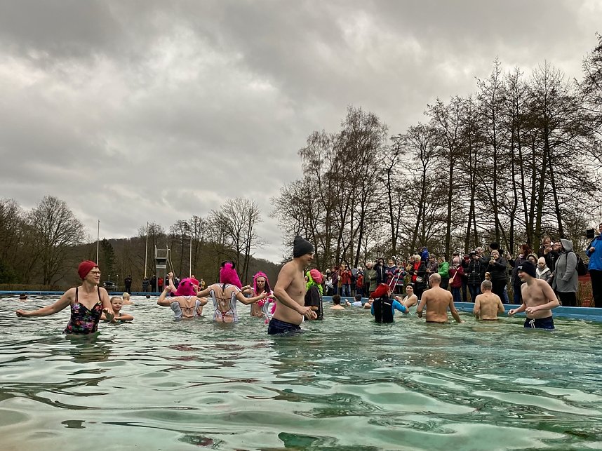 Anbaden im Neust&auml;dter Waldbad