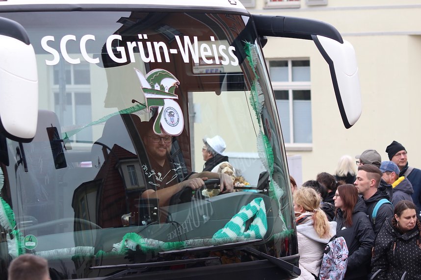 Ausgelassen und fr&ouml;hlich feierten die Menschen am Rosenmontag in Sondershausen
