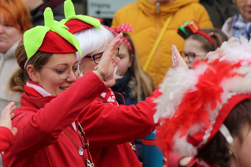Ausgelassen und fr&ouml;hlich feierten die Menschen am Rosenmontag in Sondershausen