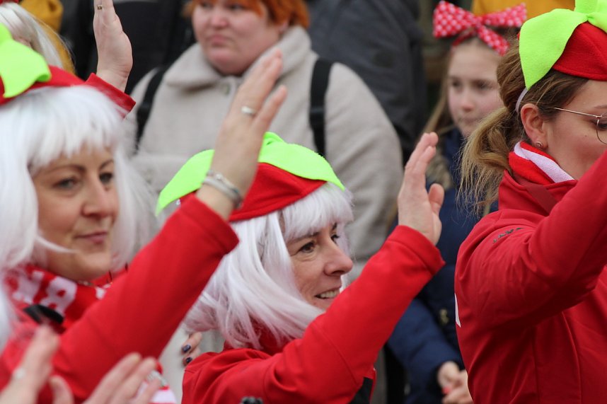 Ausgelassen und fr&ouml;hlich feierten die Menschen am Rosenmontag in Sondershausen