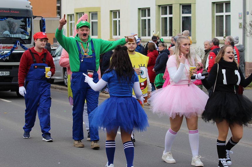 Ausgelassen und fr&ouml;hlich feierten die Menschen am Rosenmontag in Sondershausen