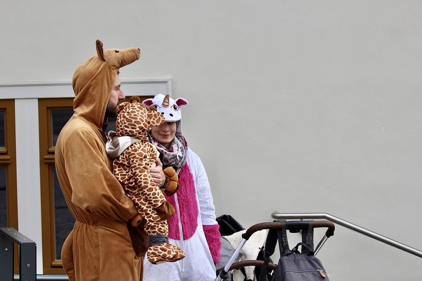 Ausgelassen und fr&ouml;hlich feierten die Menschen am Rosenmontag in Sondershausen