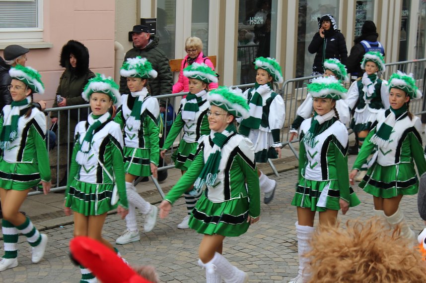 Ausgelassen und fr&ouml;hlich feierten die Menschen am Rosenmontag in Sondershausen