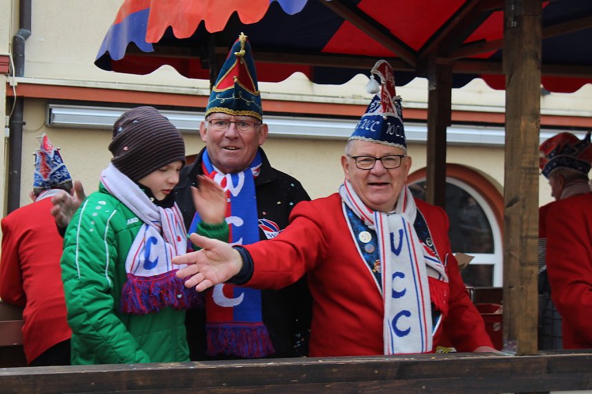 Ein bunter Karnevalszug zog sich am Rosenmontag durch Sondershausen