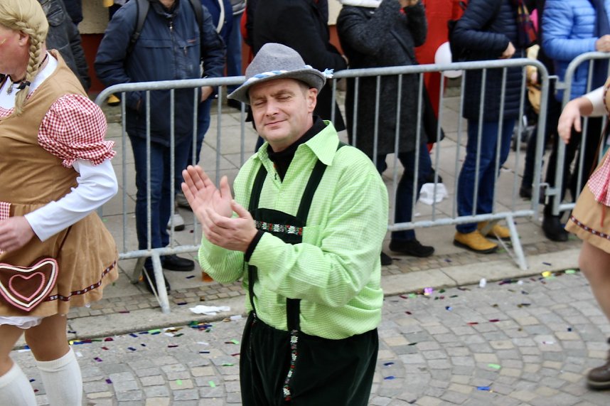 Ein bunter Karnevalszug zog sich am Rosenmontag durch Sondershausen