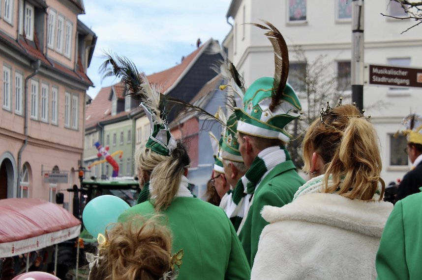Ein bunter Karnevalszug zog sich am Rosenmontag durch Sondershausen