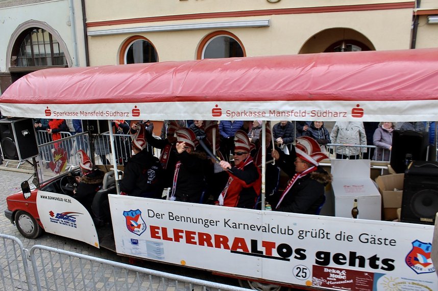 Ein bunter Karnevalszug zog sich am Rosenmontag durch Sondershausen