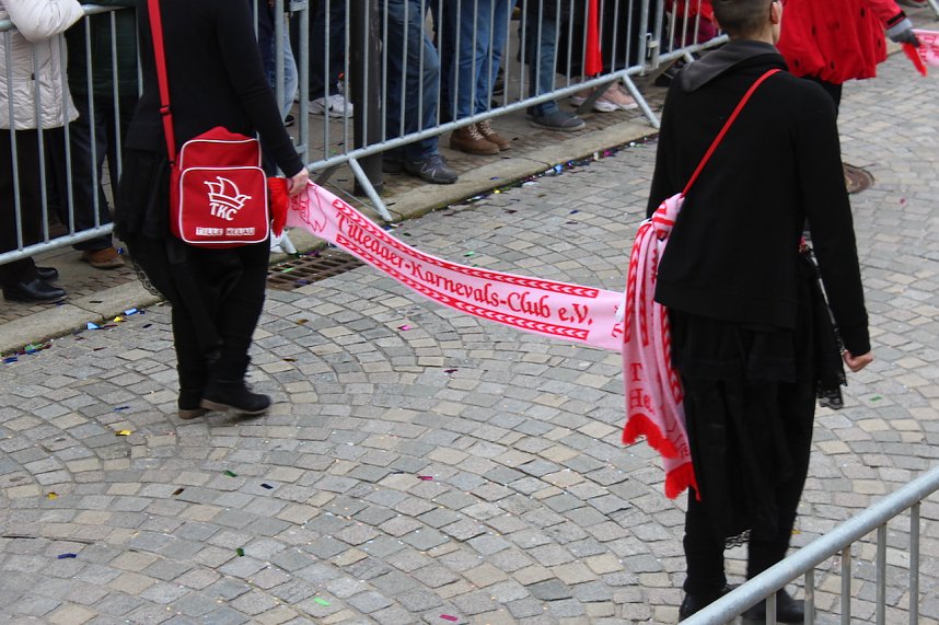 Ein bunter Karnevalszug zog sich am Rosenmontag durch Sondershausen